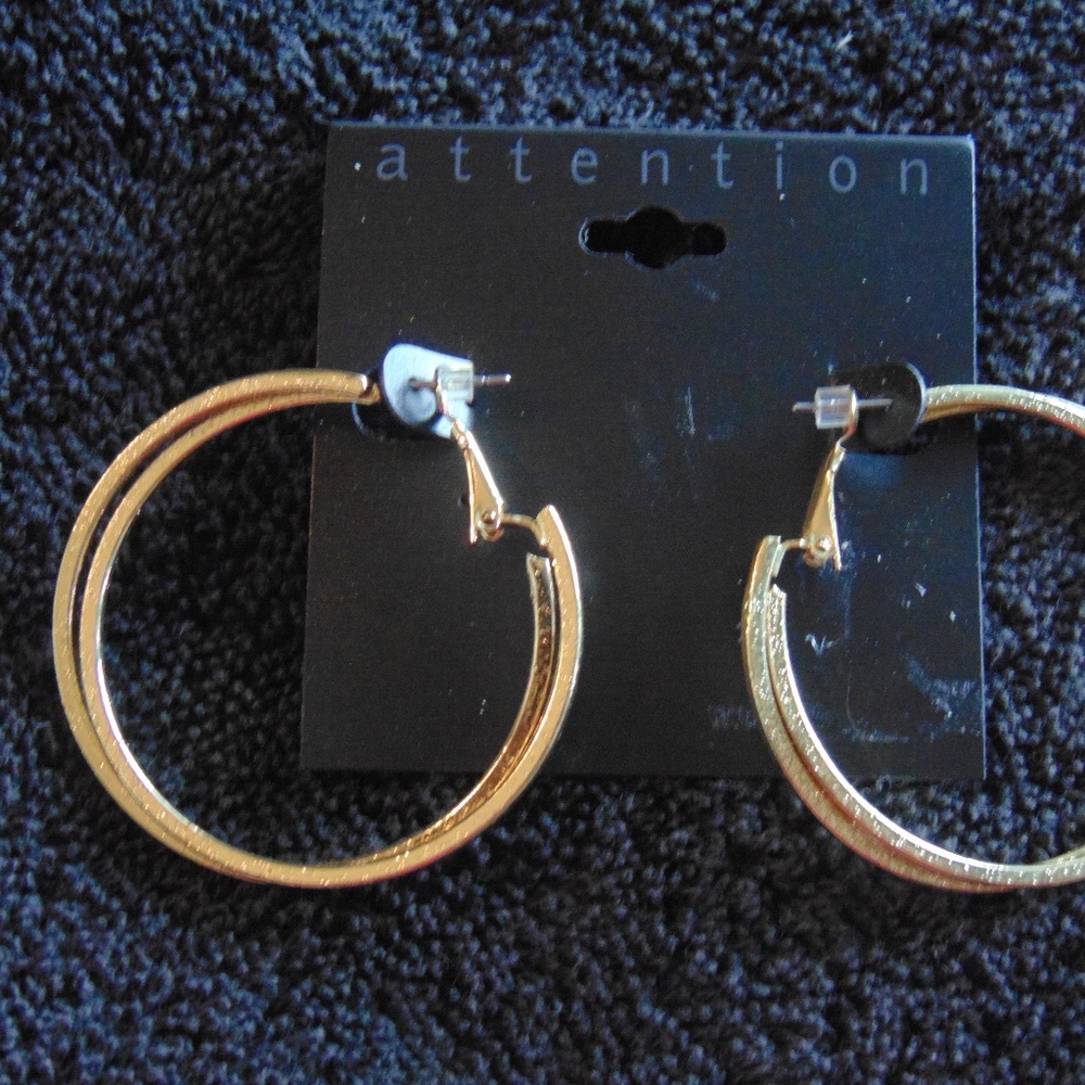 ☺ 4 for $15 - NWT Gold Tone Hoop Style Earrings - Picture 3 of 3